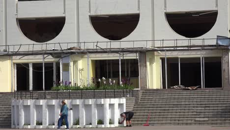 Toma-De-Establecimiento-Del-Palacio-De-La-Cultura-Borodyanka-Gravemente-Dañado-Con-Voluntarios-Limpiando-Los-Daños-Afuera