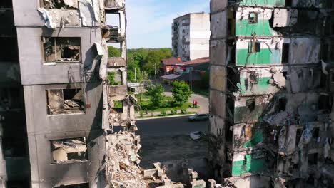 Antena-Creciente-De-Borodyanka,-Ucrania-Bombardeó-Y-Disparó-Edificios-De-Apartamentos-Donde-Cientos-Fueron-Asesinados-Por-La-Ocupación-Rusa