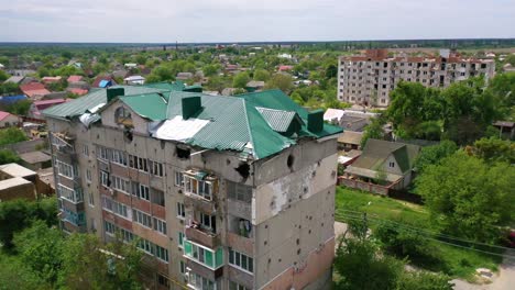 Antena-De-Makariv,-Ucrania-Bombardeó-Y-Disparó-Edificios-De-Apartamentos-Durante-La-Invasión-Y-Ocupación-Rusa