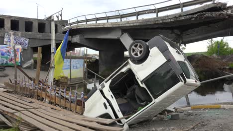 Toma-De-Establecimiento-De-Una-Furgoneta-Volcada-En-El-Puente-Destruido-En-Irpin,-Al-Que-Se-Atribuye-La-Derrota-De-Los-Rusos-En-La-Batalla-De-Kyiv