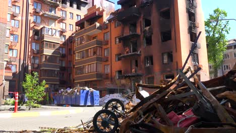 Inclínate-Desde-Un-Edificio-De-Apartamentos-Destruido-En-Irpin,-Ucrania-Hasta-Un-Cochecito-De-Bebé-Sentado-Entre-Escombros-Tras-Los-Ataques-Aéreos-Rusos