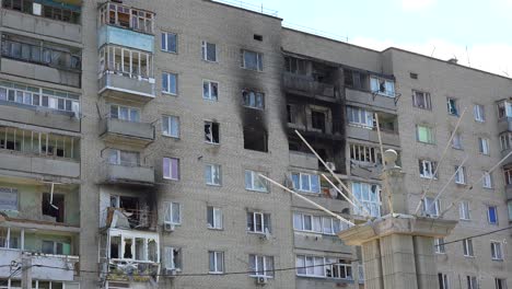 Edificios-De-Apartamentos-En-Bucha,-Ucrania-Están-Gravemente-Dañados-Después-De-La-Invasión-Y-Ocupación-Rusa