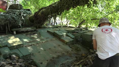 Ukrainian-Soldiers-Work-On-Preparing-Their-Tank-For-Battle-Against-Russia-Near-The-Frontlines-On-The-Battlefield-In-The-Ukraine-War