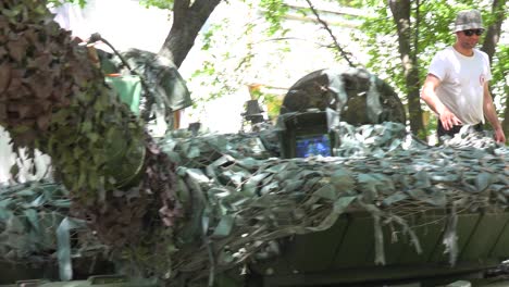 Ukrainian-Soldiers-Work-On-Preparing-Their-Tank-For-Battle-Against-Russia-Near-The-Frontlines-On-The-Battlefield-In-The-Ukraine-War