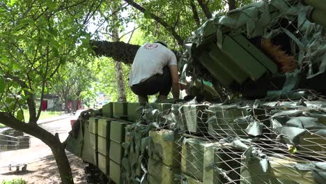 Soldados-Ucranianos-Trabajan-En-La-Preparación-De-Su-Tanque-Para-La-Batalla-Contra-Rusia-Cerca-Del-Frente-En-El-Campo-De-Batalla-En-La-Guerra-De-Ucrania