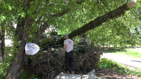 Ukrainian-Soldiers-Work-On-Preparing-Their-Tank-For-Battle-Against-Russia-Near-The-Frontlines-On-The-Battlefield-In-The-Ukraine-War