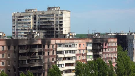 Alto-ángulo-De-Apartamentos-Destruidos-En-El-Distrito-Saltivka-De-Kharkiv-Como-Resultado-De-Bombardeos-Rusos,-Ataques-Con-Cohetes-Y-Agresión-Contra-Ucrania