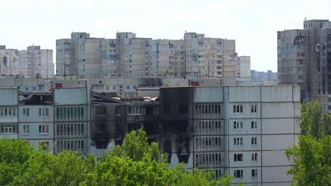 Alto-ángulo-De-Apartamentos-Destruidos-En-El-Distrito-Saltivka-De-Kharkiv-Como-Resultado-De-Bombardeos-Rusos,-Ataques-Con-Cohetes-Y-Agresión-Contra-Ucrania