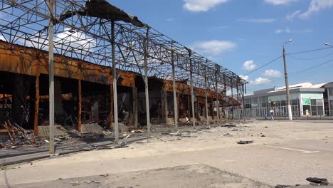 Un-Centro-Comercial-Es-Destruido-Y-Quemado-Tras-Un-Ataque-Con-Misiles-Rusos-En-La-Ciudad-De-Kharkiv,-Ucrania