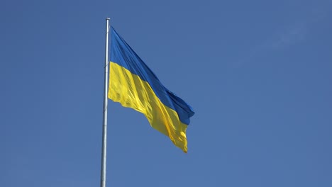 The-Ukrainian-Flag-Flies-In-A-Park-In-Kharkiv,-Ukraine