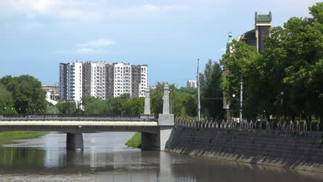 Brücke-über-Den-Fluss-Udy-Durch-Charkiw,-Ukraine-In-Der-Innenstadt