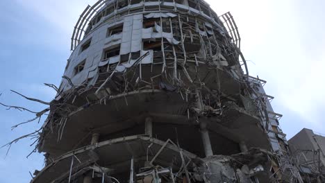 Un-Edificio-Moderno-Es-Destruido-En-El-Centro-De-Kharkiv,-Ucrania-Por-Implacables-Bombardeos-Rusos-Y-Ataques-Con-Cohetes-Durante-La-Guerra-En-Ucrania