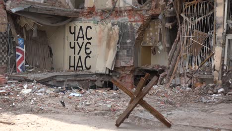 El-Cráter-De-Una-Bomba-Destruyó-Un-Edificio-En-El-Centro-De-Kharkiv-Y-El-Graffiti-Dice-&quot;el-Tiempo-Lo-Oye&quot;