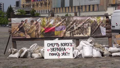 Un-Cartel-Hecho-A-Mano-En-La-Plaza-Central-De-Kharkiv-Y-El-Distrito-Administrativo-Dice-&quot;muerte-Al-Enemigo,-Ucrania-Sobre-Todo&quot;&quot;