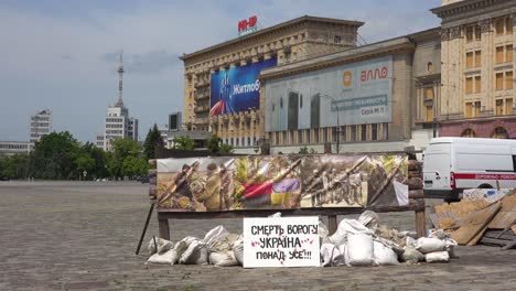 Un-Cartel-Hecho-A-Mano-En-La-Plaza-Central-De-Kharkiv-Y-El-Distrito-Administrativo-Dice-&quot;muerte-Al-Enemigo,-Ucrania-Sobre-Todo&quot;&quot;