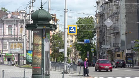 Pedestrians-And-Traffic-On-The-Streets-Of-Central-Kharkiv,-Ukraine-During-The-Ukrainian-War