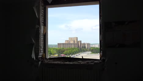 La-Plaza-Central-De-Kharkiv-Vista-A-Través-De-Una-Ventana-En-El-Edificio-Del-Gobierno-Central-Destruido