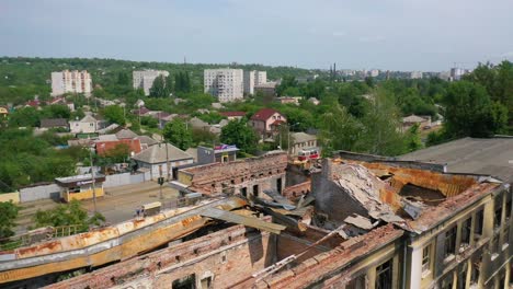 Muy-Buena-Antena-De-Un-Hermoso-Edificio-Escolar-Completamente-Destruido-Por-Cohetes-Rusos-Y-Ataques-Con-Misiles-En-Kharkiv,-Ucrania