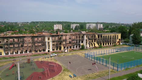 Muy-Buena-Antena-De-Un-Hermoso-Edificio-Escolar-Completamente-Destruido-Por-Cohetes-Rusos-Y-Ataques-Con-Misiles-En-Kharkiv,-Ucrania