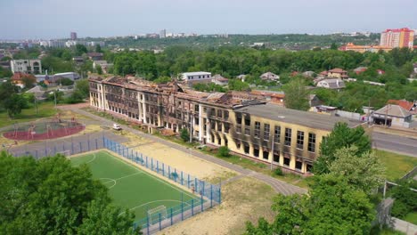 Sehr-Gute-Antenne-Eines-Einst-Schönen-Schulgebäudes,-Das-Durch-Russische-Raketen-Und-Raketenangriffe-In-Charkiw,-Ukraine,-Vollständig-Zerstört-Wurde