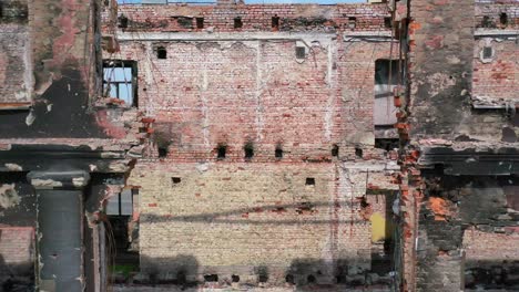 Muy-Buena-Antena-De-Un-Hermoso-Edificio-Escolar-Completamente-Destruido-Por-Cohetes-Rusos-Y-Ataques-Con-Misiles-En-Kharkiv,-Ucrania