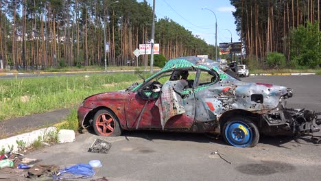 Autos-Destrozados-Y-Quemados-En-El-Cementerio-De-Autos-Sentados-En-Una-Pila-Muchos-Con-Agujeros-De-Bala-De-La-Agresión-Rusa,-Irpin-Ucrania