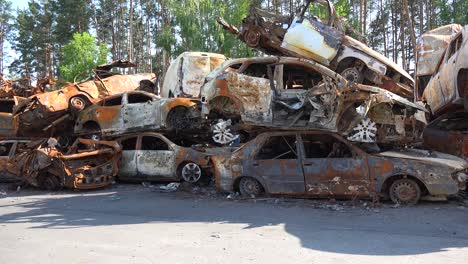 Autos-Destrozados-Y-Quemados-En-El-Cementerio-De-Autos-Sentados-En-Una-Pila-Muchos-Con-Agujeros-De-Bala-De-La-Agresión-Rusa,-Irpin-Ucrania