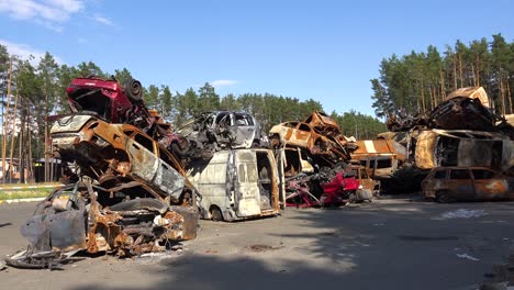 Autos-Destrozados-Y-Quemados-En-El-Cementerio-De-Autos-Sentados-En-Una-Pila-Muchos-Con-Agujeros-De-Bala-De-La-Agresión-Rusa,-Irpin-Ucrania