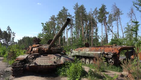 Tanques-Rusos-Destrozados-Y-Destruidos-Son-Abandonados-A-Lo-Largo-De-Una-Carretera-Tras-La-Precipitada-Retirada-De-Rusia-De-Ucrania-Durante-La-Ofensiva-De-Verano-Allí