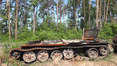 Tanques-Rusos-Destrozados-Y-Destruidos-Son-Abandonados-A-Lo-Largo-De-Una-Carretera-Tras-La-Precipitada-Retirada-De-Rusia-De-Ucrania-Durante-La-Ofensiva-De-Verano-Allí