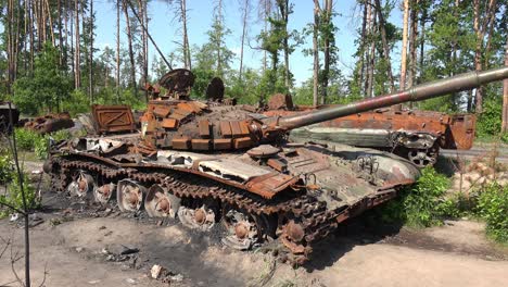 Tanques-Rusos-Destrozados-Y-Destruidos-Son-Abandonados-A-Lo-Largo-De-Una-Carretera-Tras-La-Precipitada-Retirada-De-Rusia-De-Ucrania-Durante-La-Ofensiva-De-Verano-Allí