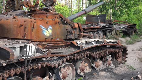 Incline-Hacia-Arriba-Los-Tanques-Rusos-Destrozados-Y-Destruidos-Abandonados-A-Lo-Largo-De-Una-Carretera-Tras-La-Precipitada-Retirada-De-Rusia-De-Ucrania-Durante-La-Ofensiva-De-Verano-Allí