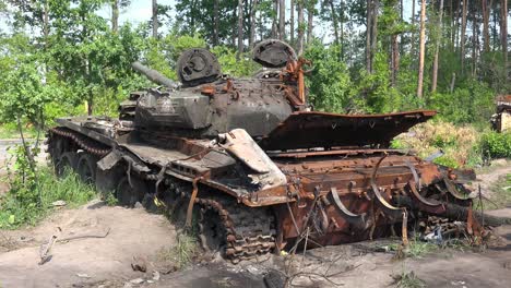 Tanques-Rusos-Destrozados-Y-Destruidos-Son-Abandonados-A-Lo-Largo-De-Una-Carretera-Tras-La-Precipitada-Retirada-De-Rusia-De-Ucrania-Durante-La-Ofensiva-De-Verano-Allí