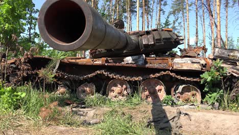 Incline-Hacia-Arriba-Los-Tanques-Rusos-Destrozados-Y-Destruidos-Abandonados-A-Lo-Largo-De-Una-Carretera-Tras-La-Precipitada-Retirada-De-Rusia-De-Ucrania-Durante-La-Ofensiva-De-Verano-Allí