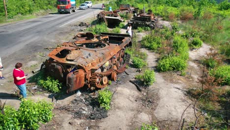 Antena-Sobre-Tanques-Rusos-Destruidos-Y-Abandonados-Y-Equipos-De-Guerra-Dejados-A-Lo-Largo-De-Una-Carretera-Durante-La-Ofensiva-De-Verano-De-Ucrania