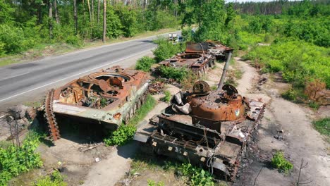 Antena-Sobre-Tanques-Rusos-Destruidos-Y-Abandonados-Y-Equipos-De-Guerra-Dejados-A-Lo-Largo-De-Una-Carretera-Durante-La-Ofensiva-De-Verano-De-Ucrania