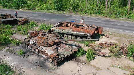 Antena-Sobre-Tanques-Rusos-Destruidos-Y-Abandonados-Y-Equipos-De-Guerra-Dejados-A-Lo-Largo-De-Una-Carretera-Durante-La-Ofensiva-De-Verano-De-Ucrania