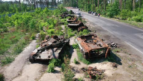 Antena-Sobre-Tanques-Rusos-Destruidos-Y-Abandonados-Y-Equipos-De-Guerra-Dejados-A-Lo-Largo-De-Una-Carretera-Durante-La-Ofensiva-De-Verano-De-Ucrania