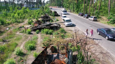 Antena-Sobre-Tanques-Rusos-Destruidos-Y-Abandonados-Y-Equipos-De-Guerra-Dejados-A-Lo-Largo-De-Una-Carretera-Durante-La-Ofensiva-De-Verano-De-Ucrania