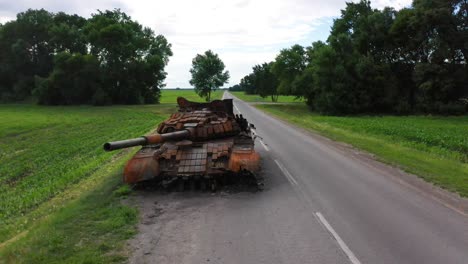 Aufsteigende-Antenne-über-Zerstörtem-Und-Verlassenem-Russischem-Panzer,-Der-Während-Der-Ukrainischen-Sommeroffensive-Entlang-Einer-Straße-Zurückgelassen-Wurde