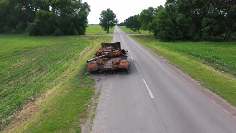 Antenne-über-Zerstörten-Und-Verlassenen-Russischen-Panzern,-Die-Während-Der-Ukrainischen-Sommeroffensive-Im-Krieg-Entlang-Einer-Straße-Zurückgelassen-Wurden