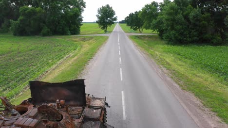 Antenne-über-Zerstörten-Und-Verlassenen-Russischen-Panzern,-Die-Während-Der-Ukrainischen-Sommeroffensive-Im-Krieg-Entlang-Einer-Straße-Zurückgelassen-Wurden