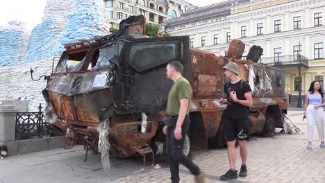 Touristen-Und-Ukrainer-Bewundern-Die-Wracks-Erbeuteter-Russischer-Kriegsausrüstung-Auf-Einem-Zentralen-Platz-In-Dwontown-Kyiv-Kiew-Ukraine