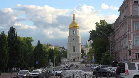 Hermosa-Toma-De-Establecimiento-Del-Campanario-Con-Cúpula-Dorada-De-Santa-Sofía-En-El-Centro-De-Kyiv-Kiev,-Ucrania