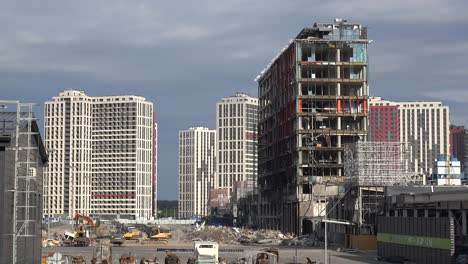 Establecimiento-De-Una-Toma-Del-Centro-Comercial-Retroville-Destruido-Golpeado-Por-Un-Cohete-Ruso-En-El-Centro-De-Kyiv,-Kiev,-Ucrania