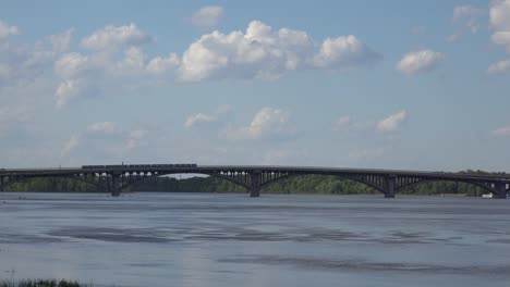 Toma-De-Establecimiento-Del-Puente-De-Metro-Mist-Sobre-El-Río-Dnipro-En-Kyiv,-Kiev,-Ucrania