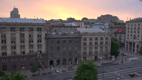 Plano-De-Establecimiento-De-ángulo-Alto-De-La-Calle-Khreshchatyk,-Bulevar-Principal-En-El-Centro-De-Kyiv,-Kiev,-Ucrania-Con-Edificios,-Oficinas-Al-Atardecer-O-Al-Atardecer