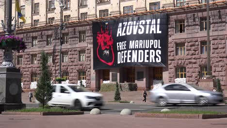 Un-Cartel-En-Un-Edificio-Del-Gobierno-En-El-Centro-De-Kyiv-En-La-Calle-Khreshchatyk-Insta-A-Los-Rusos-A-Liberar-A-Los-Defensores-De-Azovstal-Mariupol-Durante-La-Guerra-En-Ucrania