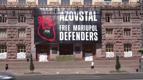 Un-Cartel-En-Un-Edificio-Del-Gobierno-Con-Sacos-De-Arena-En-El-Centro-De-Kyiv-En-La-Calle-Khreshchatyk-Insta-A-Los-Rusos-A-Liberar-A-Los-Defensores-De-Azovstal-Mariupol-Durante-La-Guerra-En-Ucrania