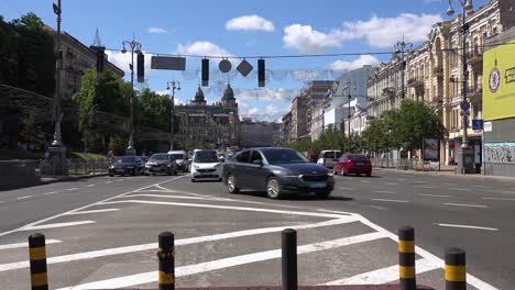 Einspielung-Der-Khreshchatyk-Straße,-Hauptboulevard-In-Der-Innenstadt-Von-Kiew,-Kiew,-Ukraine,-Mit-Fußgängern-Und-Verkehr